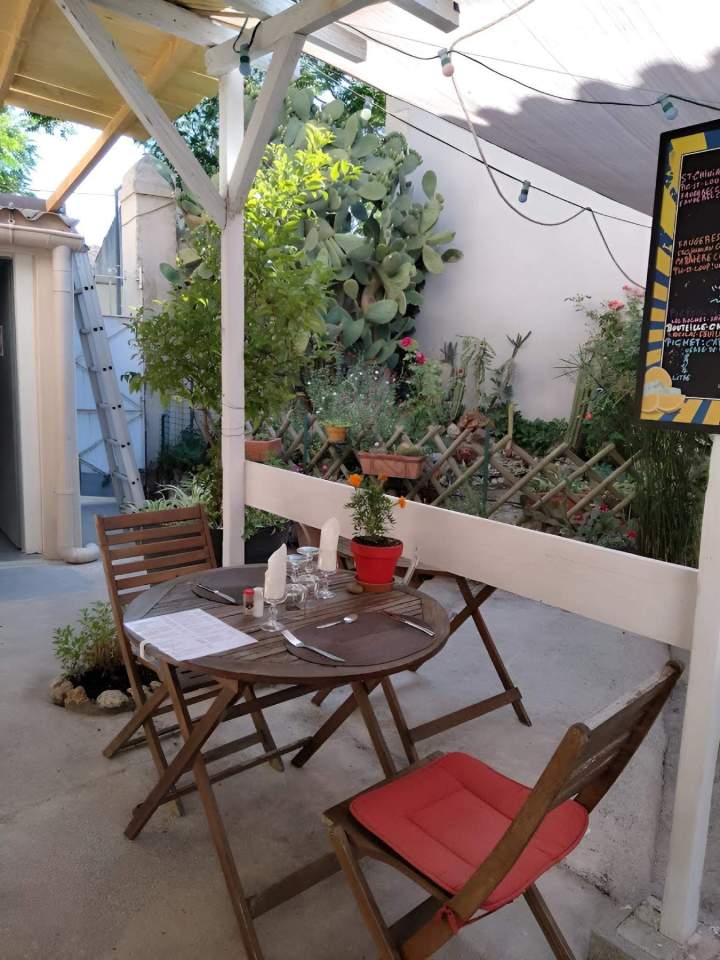 Table dressée pour 2 personnes Vic-la-Gardiole