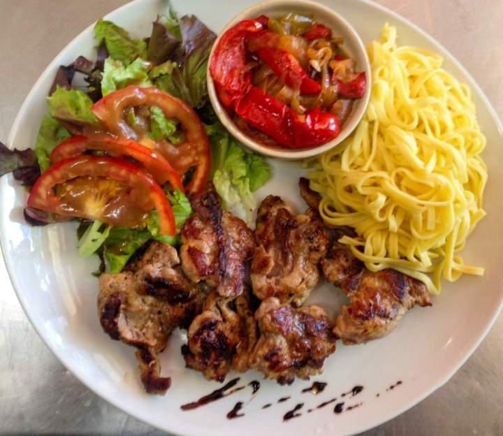 Morceaux de viandes grillés et pâtes fraîches Vic-la-Gardiole